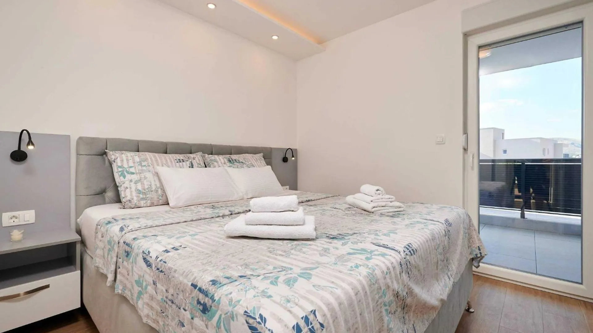Exclusive Okrug Gornji Apartment With Shared Pool Trogir 0*,  Kroatien